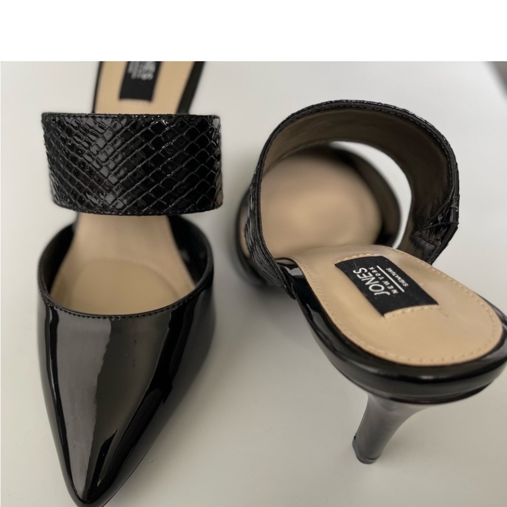 Black toe pumps
